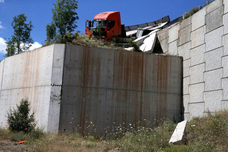 Sivas'ta uçurumun kenarında asılı kalan tırın sürücüsü yaralandı G2