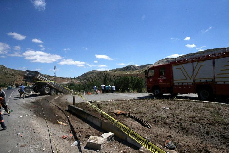 Sivas'ta uçurumun kenarında asılı kalan tırın sürücüsü yaralandı G3