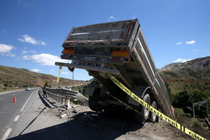 Sivas'ta uçurumun kenarında asılı kalan tırın sürücüsü yaralandı G4