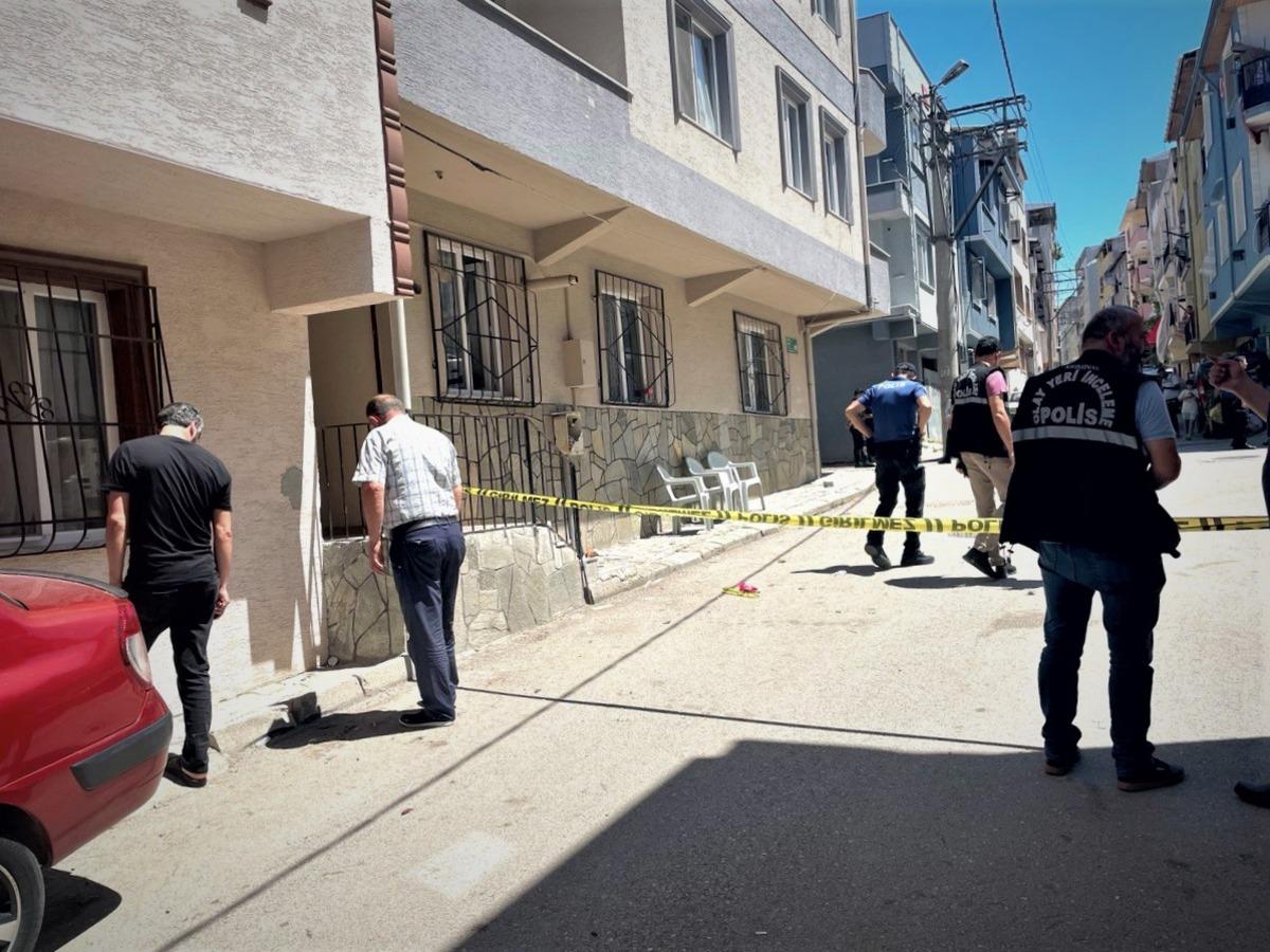 Bursa'da iki aile arasında &ccedil;ıkan silahlı kavgada 3 kişi yaralandı