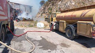 GÜNCELLEME 2 - İzmir'de süt tesisi ve çevresindeki yangın kontrol altına alındı