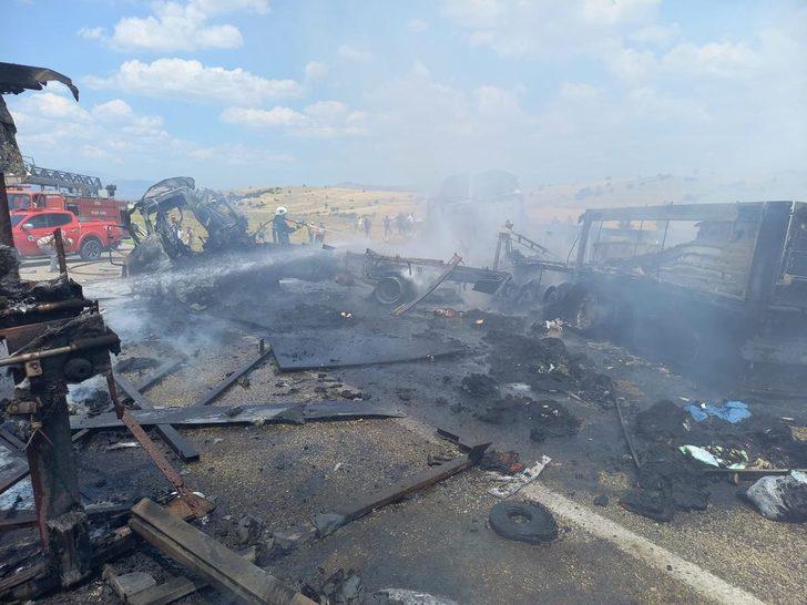 Antalya'da kamyonet ile tırın çarpıştığı kazada 3 kişi öldü, 1 kişi yaralandı G1