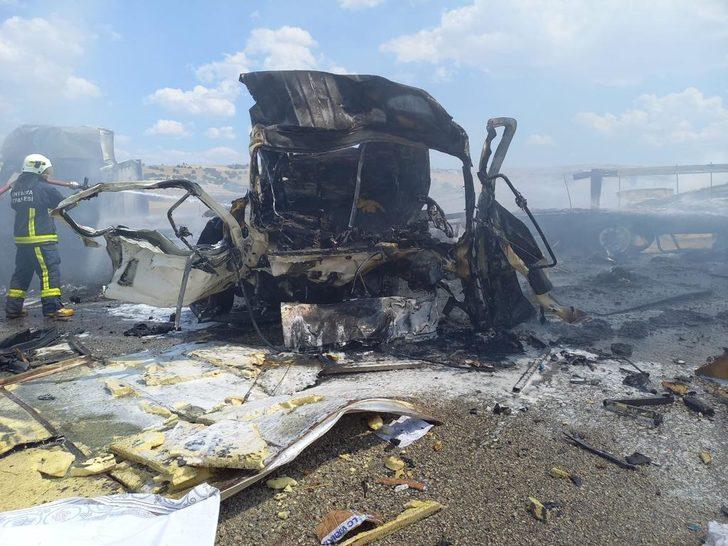 Antalya'da kamyonet ile tırın çarpıştığı kazada 3 kişi öldü, 1 kişi yaralandı G4