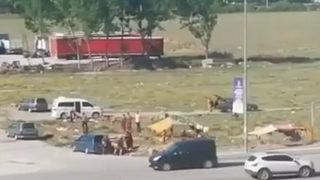 Aileler birbirine girdi, ortalık savaş alanına döndü! Yoldan geçen araçları taşladılar