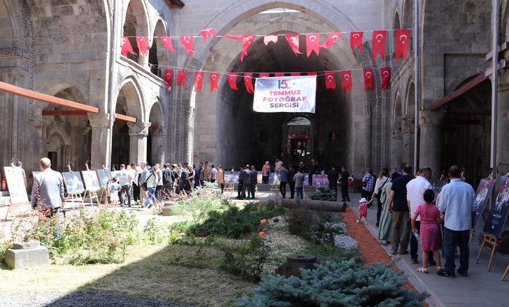 Erzurum'daki Çifte Minareli Medrese'de "15 Temmuz Fotoğraf Sergisi" açıldı G1