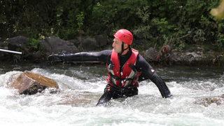 Müküs Çayı'na düşen hemşire birçok noktada aranıyor