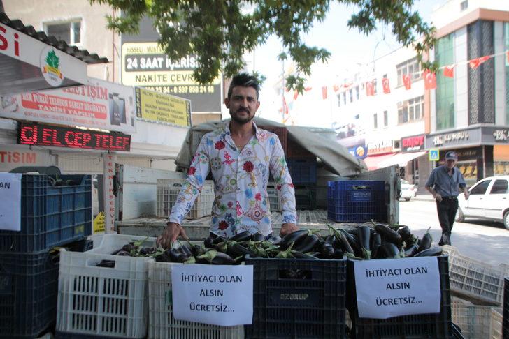 Antalya'da bir çiftçi serada yetiştirdiği 800 kilo patlıcanı ücretsiz dağıttı G1