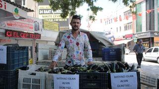 Antalya'da bir çiftçi serada yetiştirdiği 800 kilo patlıcanı ücretsiz dağıttı