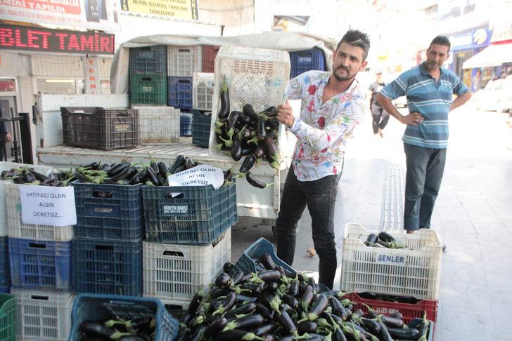 Antalya'da bir çiftçi serada yetiştirdiği 800 kilo patlıcanı ücretsiz dağıttı G3