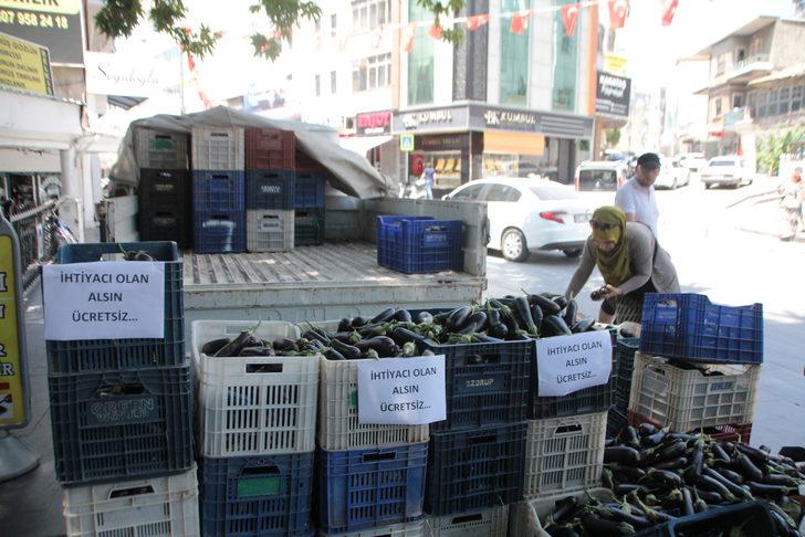 Antalya'da bir çiftçi serada yetiştirdiği 800 kilo patlıcanı ücretsiz dağıttı G4