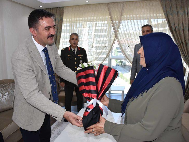 Vali Tekbıyıkoğlu, 15 Temmuz'da doğum gününde şehit olan polisin ailesini ziyaret etti G1