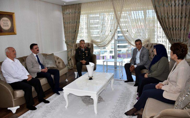 Vali Tekbıyıkoğlu, 15 Temmuz'da doğum gününde şehit olan polisin ailesini ziyaret etti G2