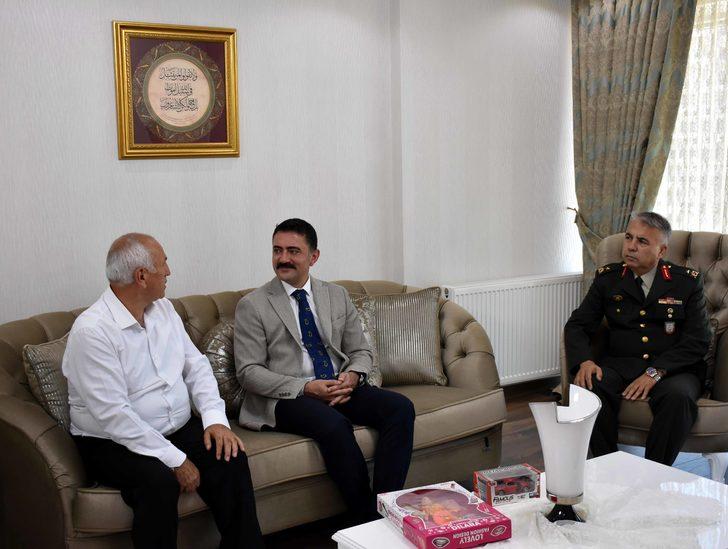 Vali Tekbıyıkoğlu, 15 Temmuz'da doğum gününde şehit olan polisin ailesini ziyaret etti G3