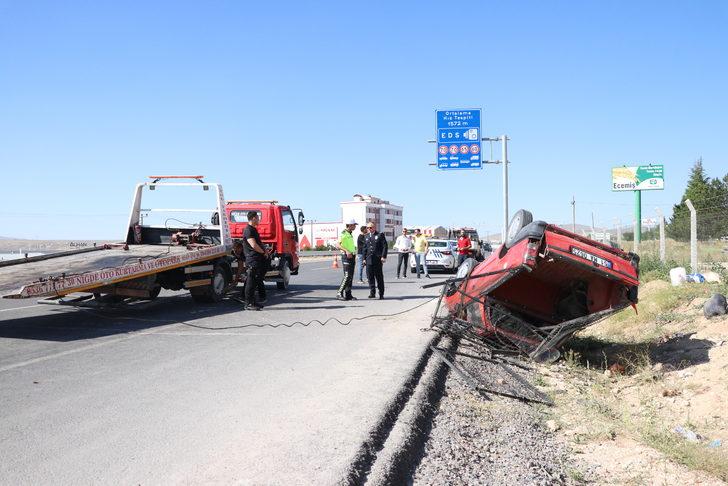 Niğde'de devrilen kamyonetteki 8 kişi yaralandı G4