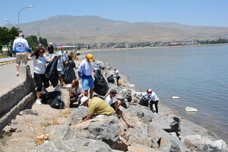 İstanbul'dan gelen doğaseverler Van Gölü sahilinde çöp topladı G1