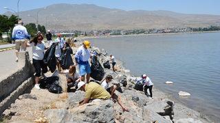 İstanbul'dan gelen doğaseverler Van Gölü sahilinde çöp topladı