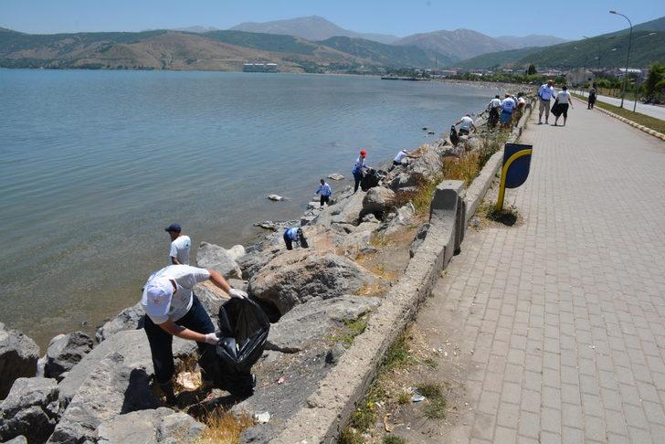 İstanbul'dan gelen doğaseverler Van Gölü sahilinde çöp topladı G2