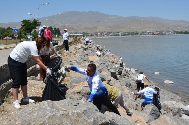 İstanbul'dan gelen doğaseverler Van Gölü sahilinde çöp topladı G3