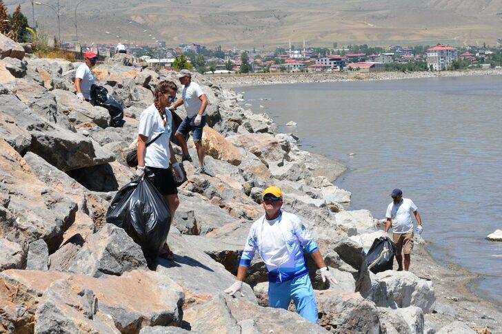 İstanbul'dan gelen doğaseverler Van Gölü sahilinde çöp topladı G4