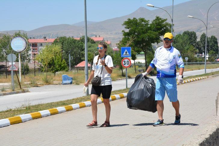 İstanbul'dan gelen doğaseverler Van Gölü sahilinde çöp topladı G5