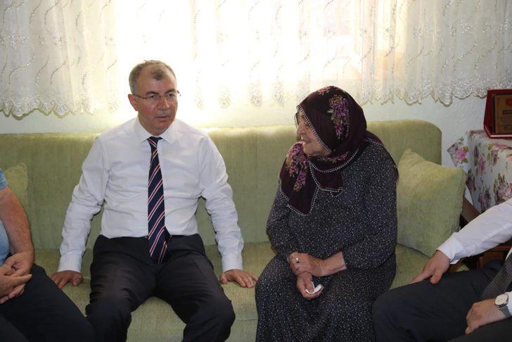 Artvin Valisi Doruk, 15 Temmuz şehitleri Acar ve İnce'nin ailelerini ziyaret etti G5