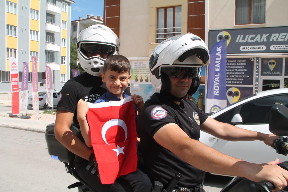 Amasya'da 15 Temmuz şehidinin &ccedil;ocuğunun hayalini polisler ger&ccedil;ekleştirdi