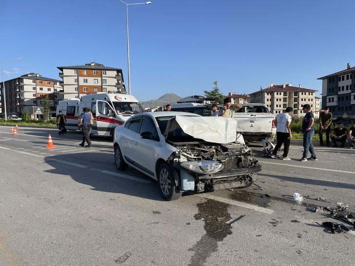 Erzurum'da 3 aracın karıştığı kazada 4 kişi yaralandı G2