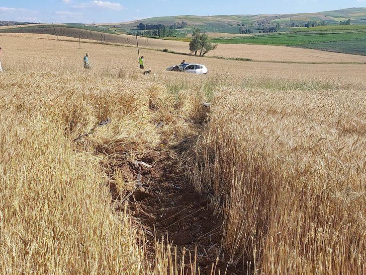 Çorum'da buğday tarlasına giren otomobilin sürücüsü yaralandı G3