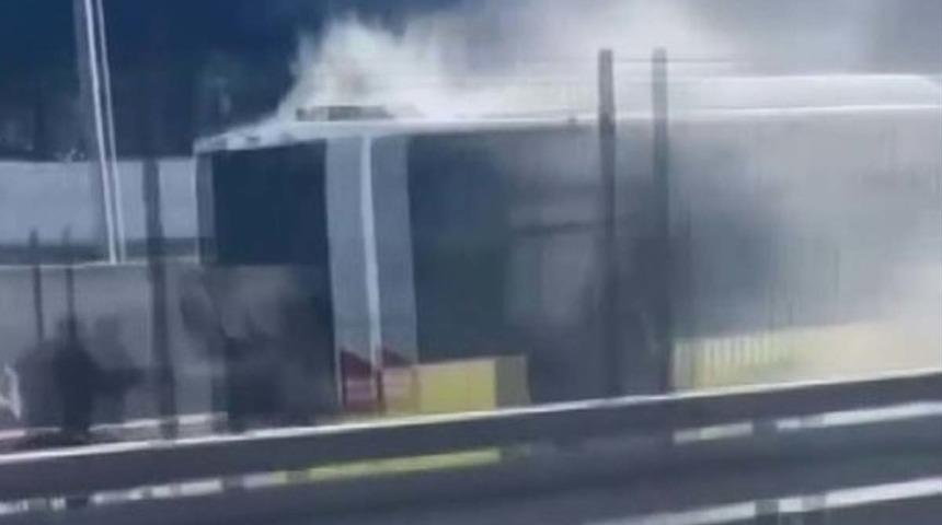 Beylikdüzü'nde panik anları: Metrobüsün motor kısmında yangın! Şoför dumanları fark edince...