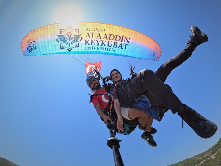 Antalya'da yamaç paraşütü pilotları 15 Temmuz dolayısıyla gökyüzünde bayrak açtı G3