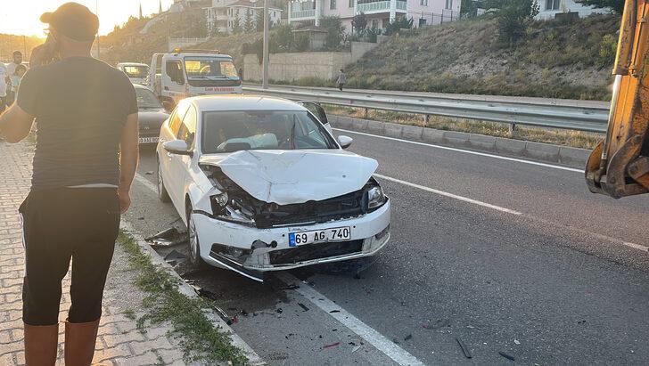 Bayburt'ta iki otomobilin çarpıştığı kazada 5 kişi yaralandı G3