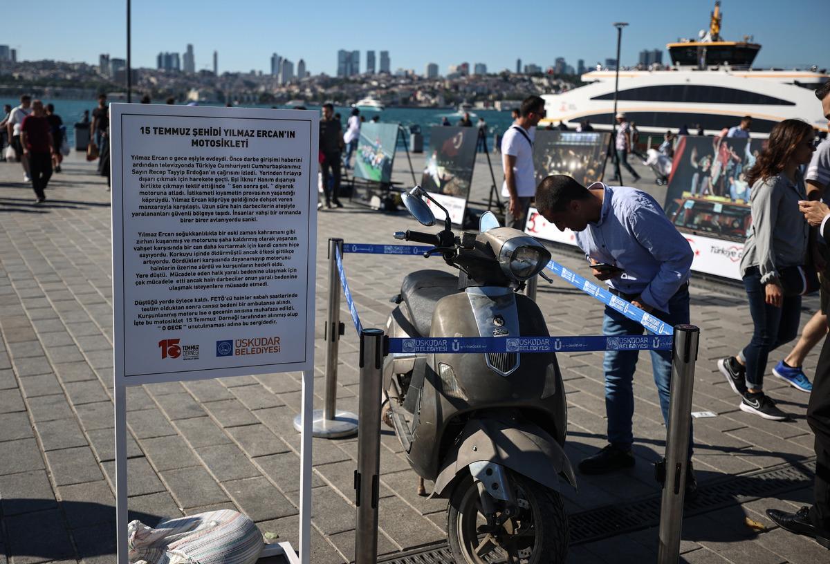 15 Temmuz şehidinin yaralıları taşıdığı motosiklet &Uuml;sk&uuml;dar Meydanı'nda sergileniyor