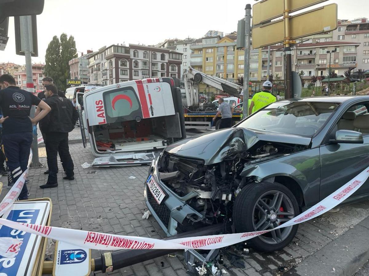 Ankara'da otomobil ile ambulansın &ccedil;arpışması sonucu 3 kişi hafif yaralandı