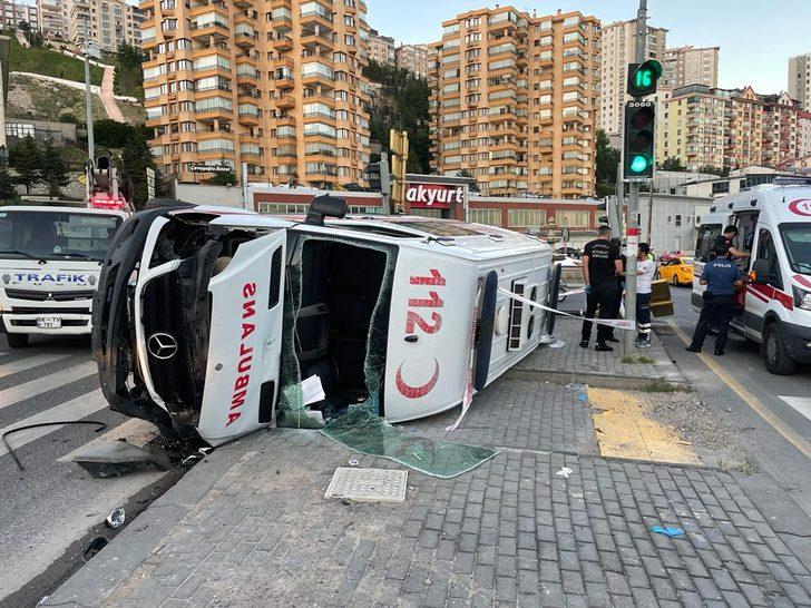 Ankara'da otomobil ile ambulansın çarpışması sonucu 3 kişi hafif yaralandı G2