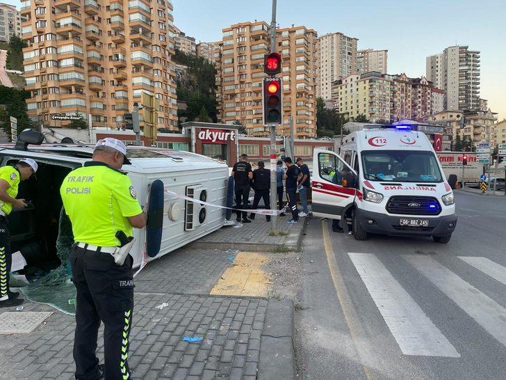 Ankara'da otomobil ile ambulansın çarpışması sonucu 3 kişi hafif yaralandı G3