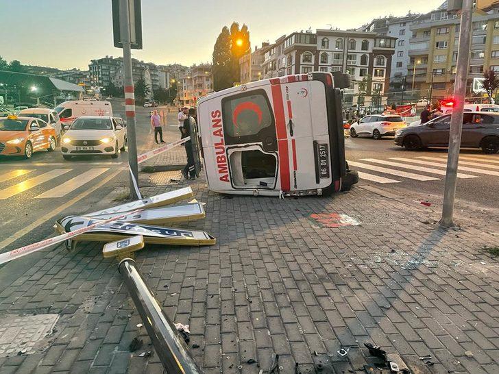 Ankara'da otomobil ile ambulansın çarpışması sonucu 3 kişi hafif yaralandı G4