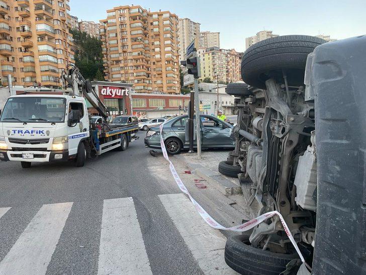 Ankara'da otomobil ile ambulansın çarpışması sonucu 3 kişi hafif yaralandı G5