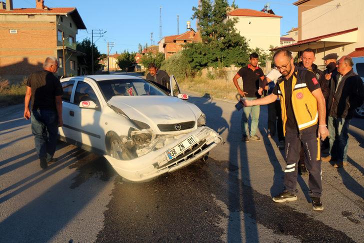 Sivas'ta otomobil ile hafif ticari aracın çarpıştığı kazada 2 kişi yaralandı G2