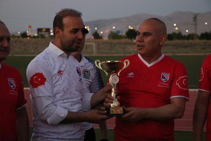 Niğde'de protokol üyeleri dostluk maçı yaptı G2