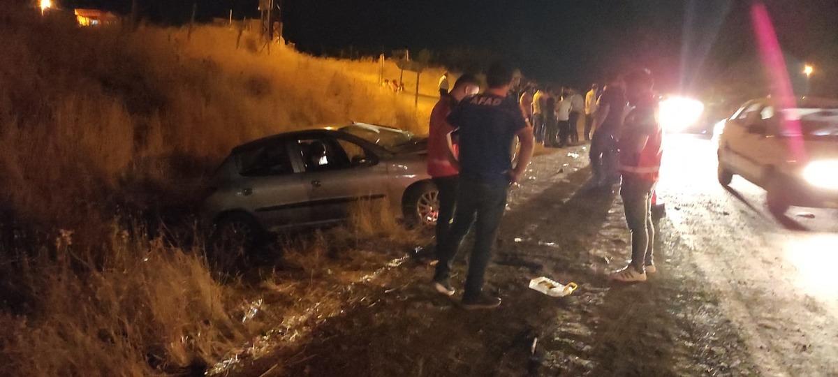 Siirt'te otomobil ile kamyonetin &ccedil;arpışması sonucu 4'&uuml; ağır, 10 kişi yaralandı