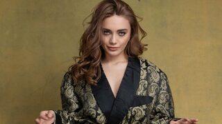 Aziz dizisinin Dilruba'sı Damla Sönmez göğüs dekolteli poz verdi!