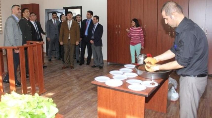 Mahkeme salonunda &ccedil;iğ k&ouml;fte yoğruldu