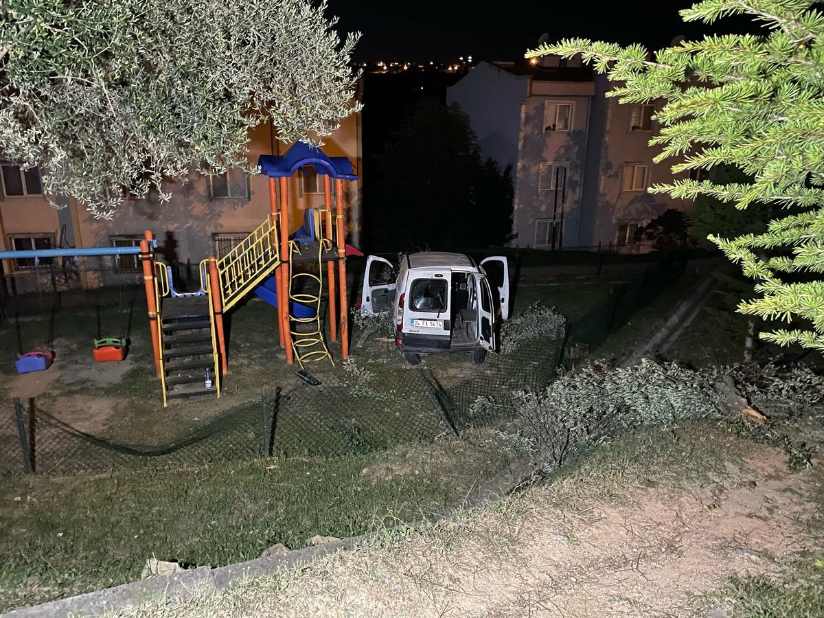 Kocaeli'de panelvanın &ccedil;ocuk parkına u&ccedil;tuğu kazada 1 kişi &ouml;ld&uuml;, 1 kişi yaralandı