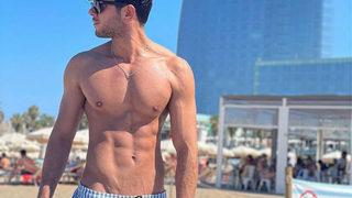 Onur Seyit Yaran Barselona sahillerinde vücut şov yaptı