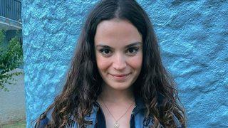 Oyuncu Aslı Bekiroğlu süper mini elbisesiyle havuz başında poz verdi! 