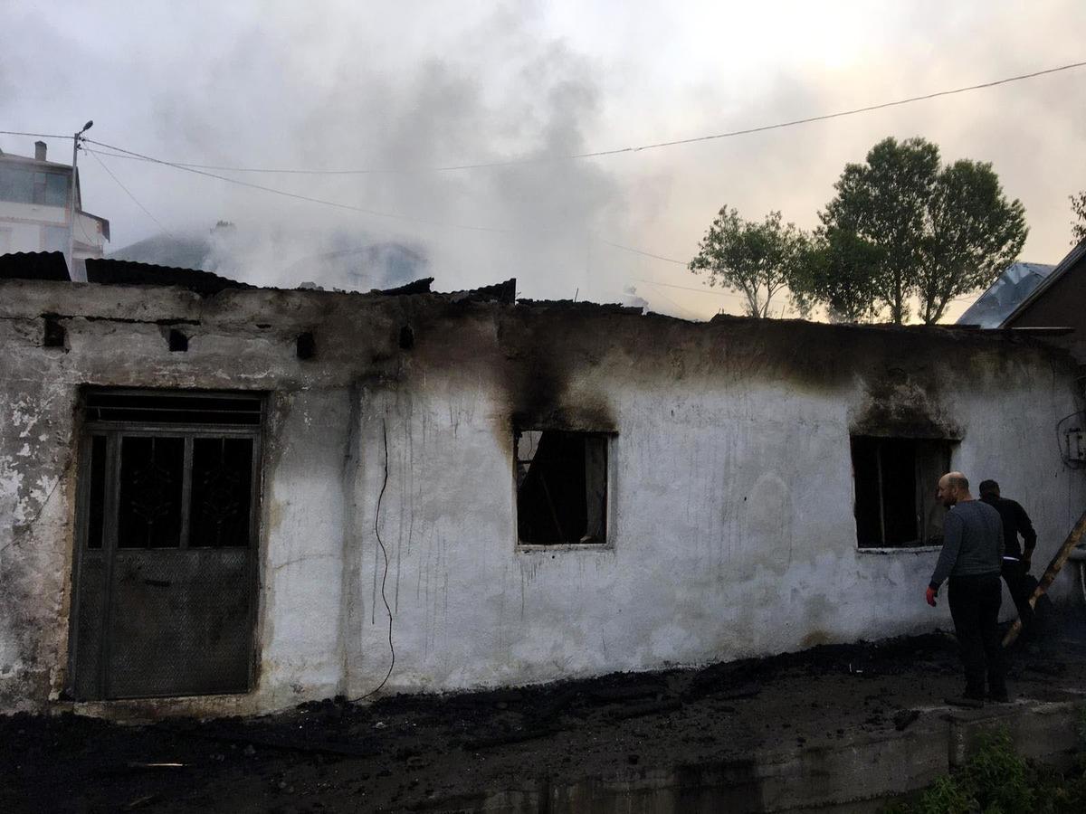 Ardahan'da &ccedil;ıkan yangında ev ile ahır hasar g&ouml;rd&uuml;