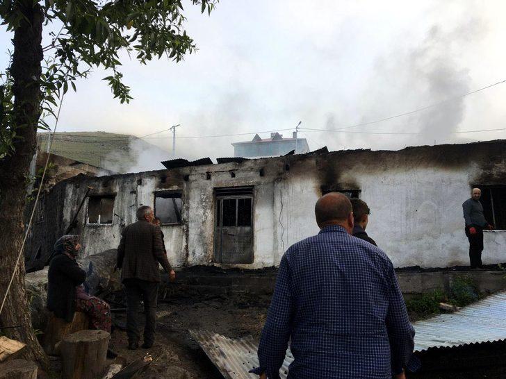 Ardahan'da çıkan yangında ev ile ahır hasar gördü G2