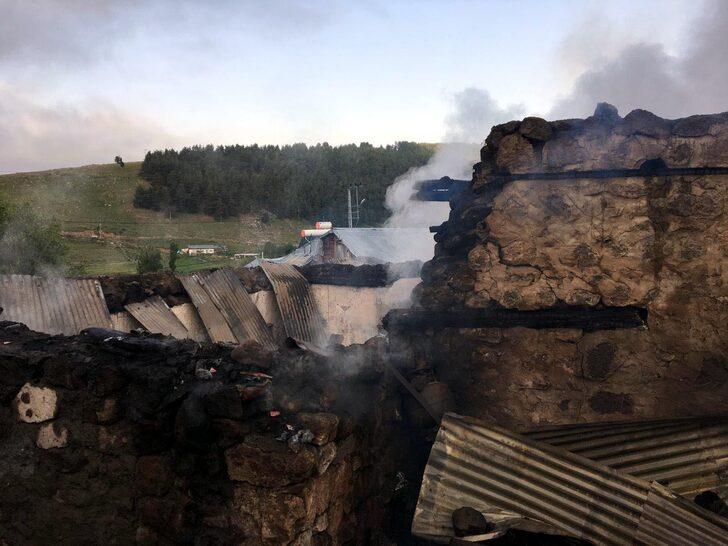 Ardahan'da çıkan yangında ev ile ahır hasar gördü G3