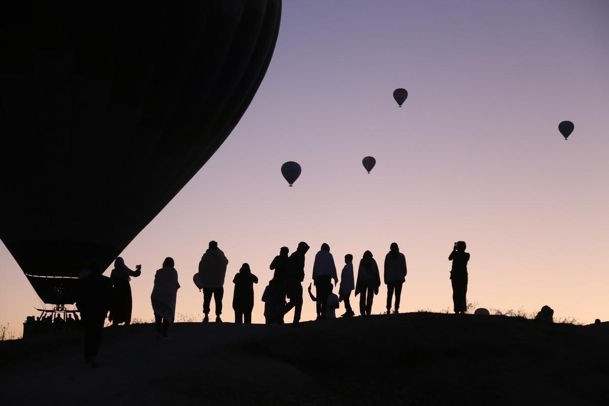 Kapadokya'da balonlar "15 Temmuz" dolayısıyla T&uuml;rk bayrakları ve pankartlarla havalandı