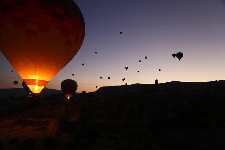Kapadokya'da balonlar "15 Temmuz" dolayısıyla Türk bayrakları ve pankartlarla havalandı G3
